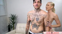 Yinnie DedomがKay Lovelyの濡れたマンコを舐める中、彼女は脚を大きく広げる！ See Him Fuck