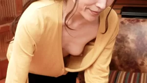 ちっぱい美熟女さん娘のカレシにほぢくられてびじゃんびじゃん